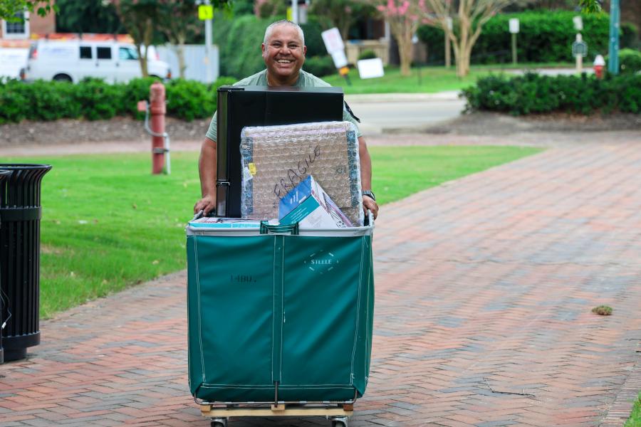 This new W&M dad is working smarter, not harder as he moves his student into their residence hall.
