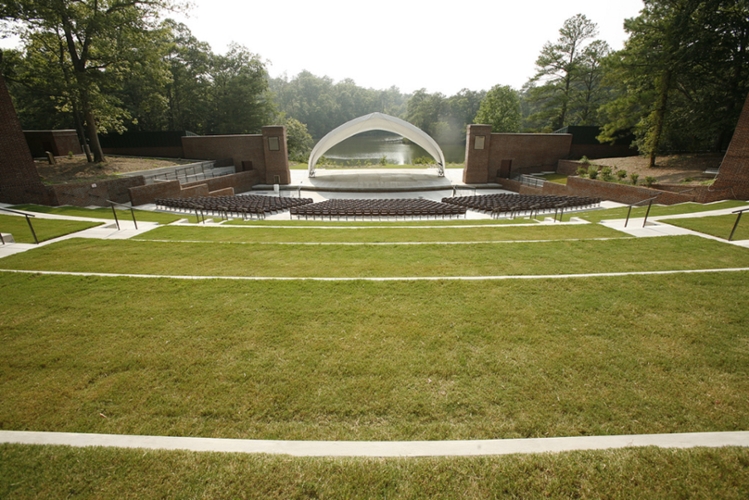 Situated on the banks of Lake Matoaka, the Amphitheatre is home to concerts, wedding ceremonies, and parties. The venue can be accessed by way of Jamestown Road.