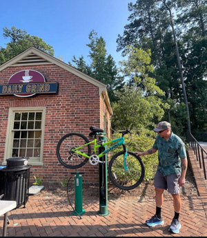 FixIt Bike Pump Repair Station outside the Daily Grind (Photo courtesy of Noa Rudisch ’27)