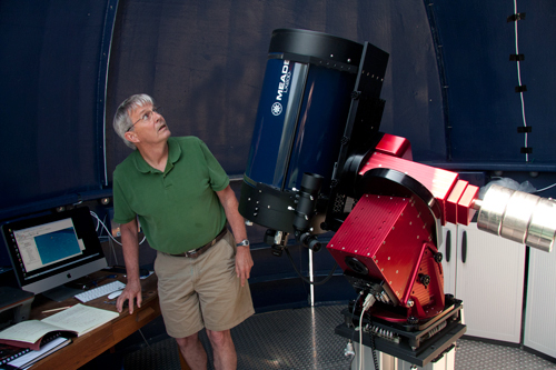 Bob Vold, director of the astronomical observatory, puts the observatory’s new computer-controlled dome, telescope and mount through its paces. The observatory is sited on the rooftop of Small Hall.
