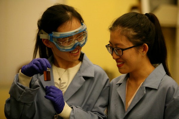 students_lab_science