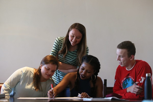 students_working_on_project