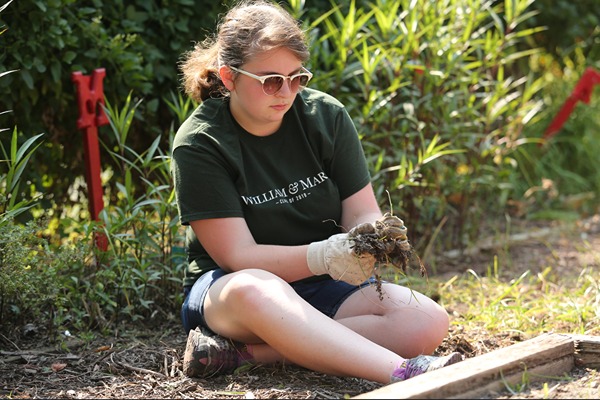 student_gardening_dupont